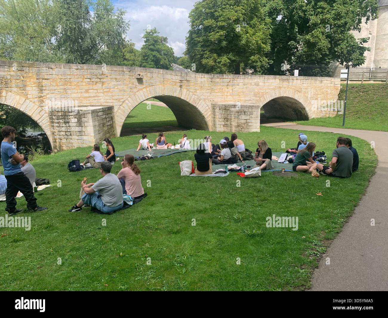 Vernon Francia Francia ciclisti cartello città erba verge persone i turisti visitano le biciclette cartello di benvenuto gente del posto passeggiata strada strada strada ponte fiume francese - Immagine stock catturata con smartphone