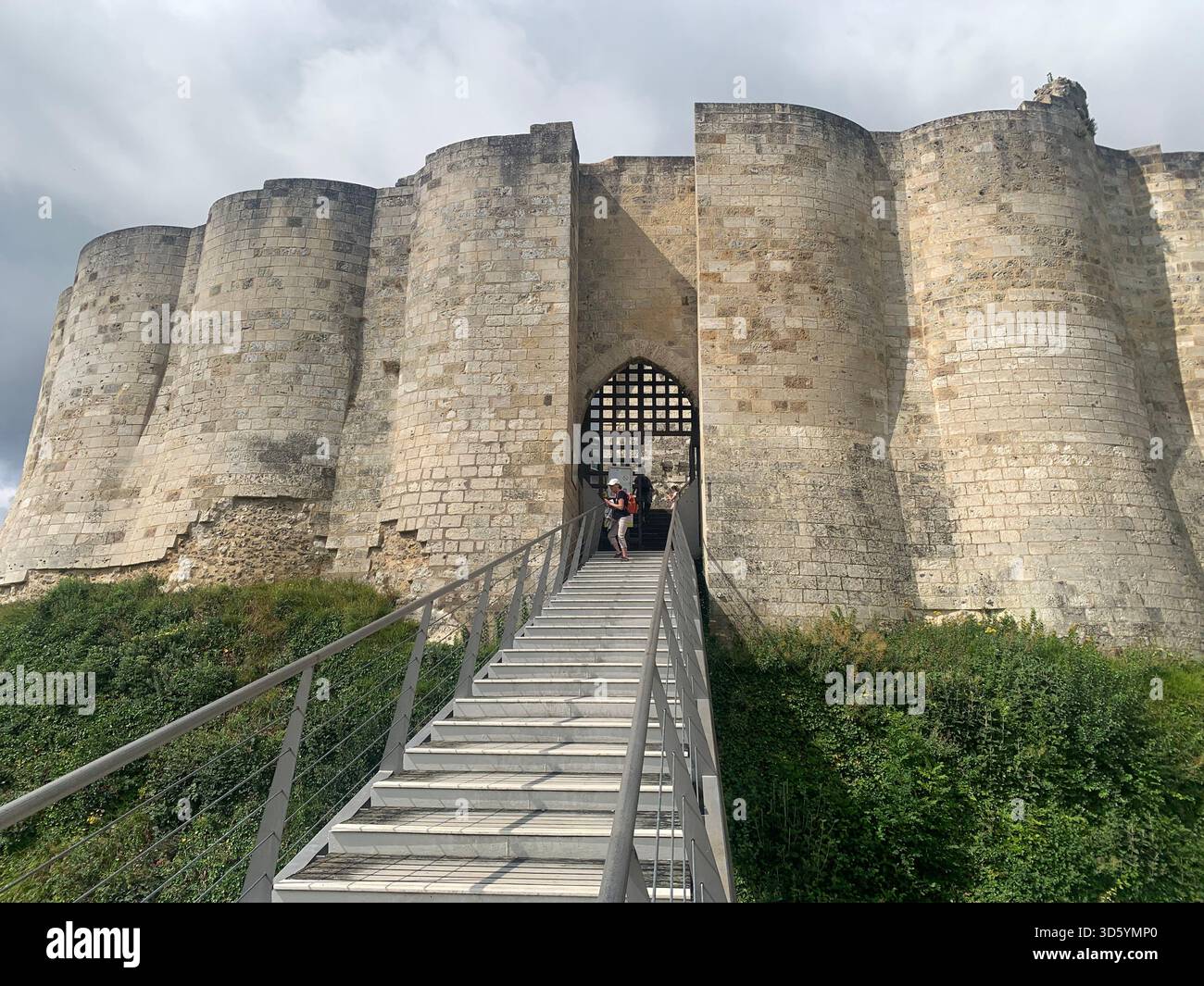Le Chateau Gaillard spettacolare fortezza medievale costruita da re Riccardo Cuor di Leone lungo la Senna, Francia distrutta in rovine, architettura e storia - Immagine stock catturata con smartphone