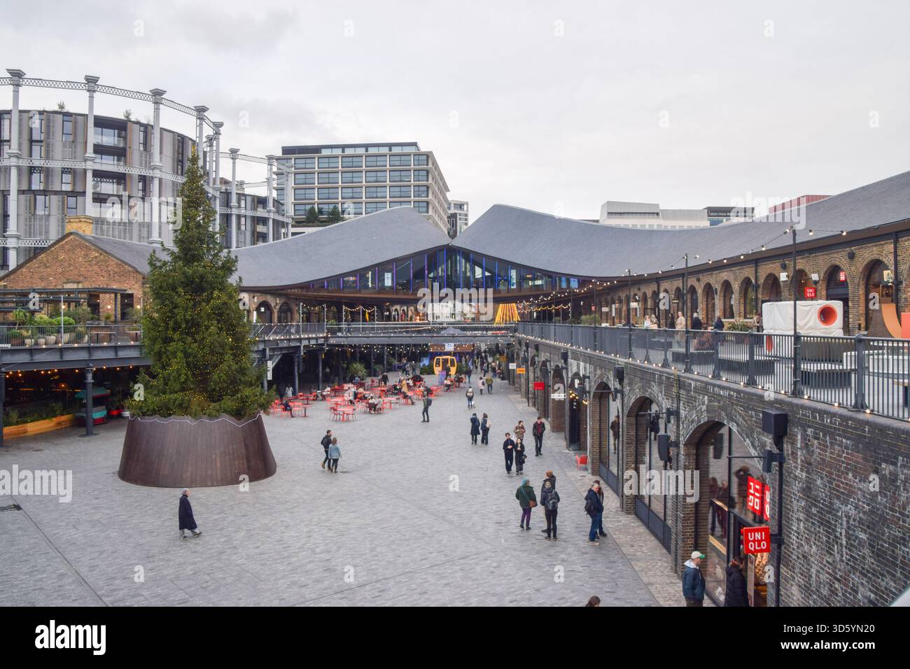Londra, Regno Unito. 16 novembre 2025. Albero di Natale al Coal Drops Yard, complesso di negozi e ristoranti a King's Cross, vista diurna. Credito: Vuk Valcic/Alamy Foto Stock