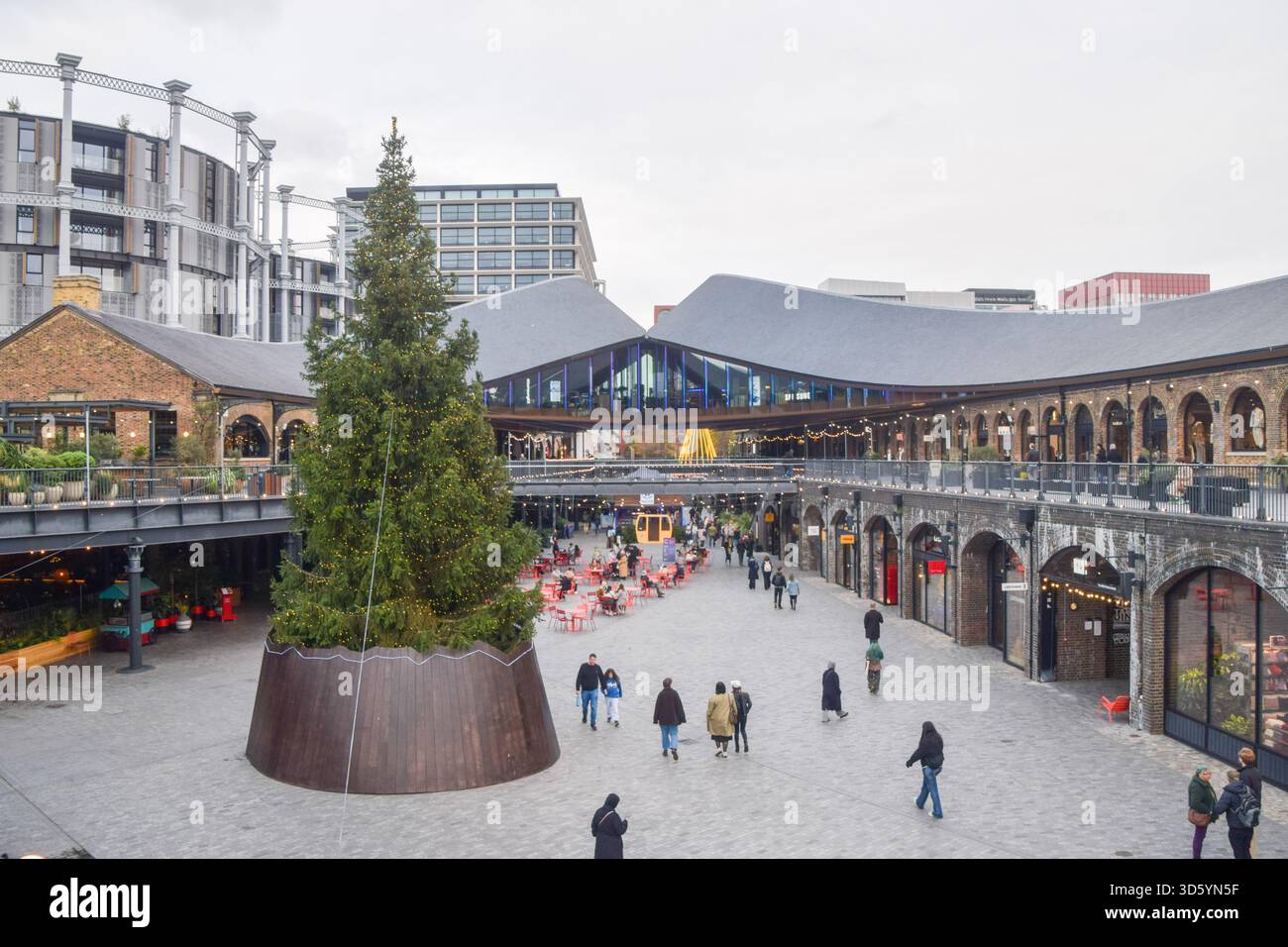 Londra, Regno Unito. 16 novembre 2025. Albero di Natale al Coal Drops Yard, complesso di negozi e ristoranti a King's Cross, vista diurna. Credito: Vuk Valcic/Alamy Foto Stock