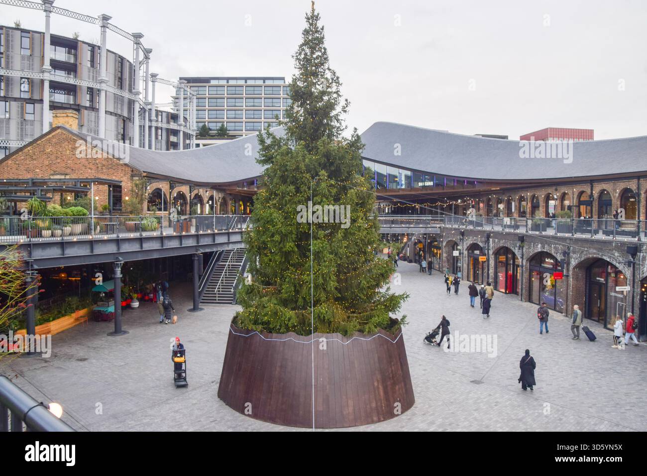 Londra, Regno Unito. 16 novembre 2025. Albero di Natale al Coal Drops Yard, complesso di negozi e ristoranti a King's Cross, vista diurna. Credito: Vuk Valcic/Alamy Foto Stock