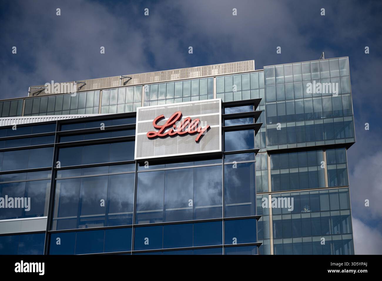 Logo Eli Lilly sulla facciata del moderno edificio di vetro con cielo parzialmente nuvoloso, South San Francisco, California, 16 ottobre 2025. (Foto di Smith Collection/Gado/Sipa USA) Foto Stock