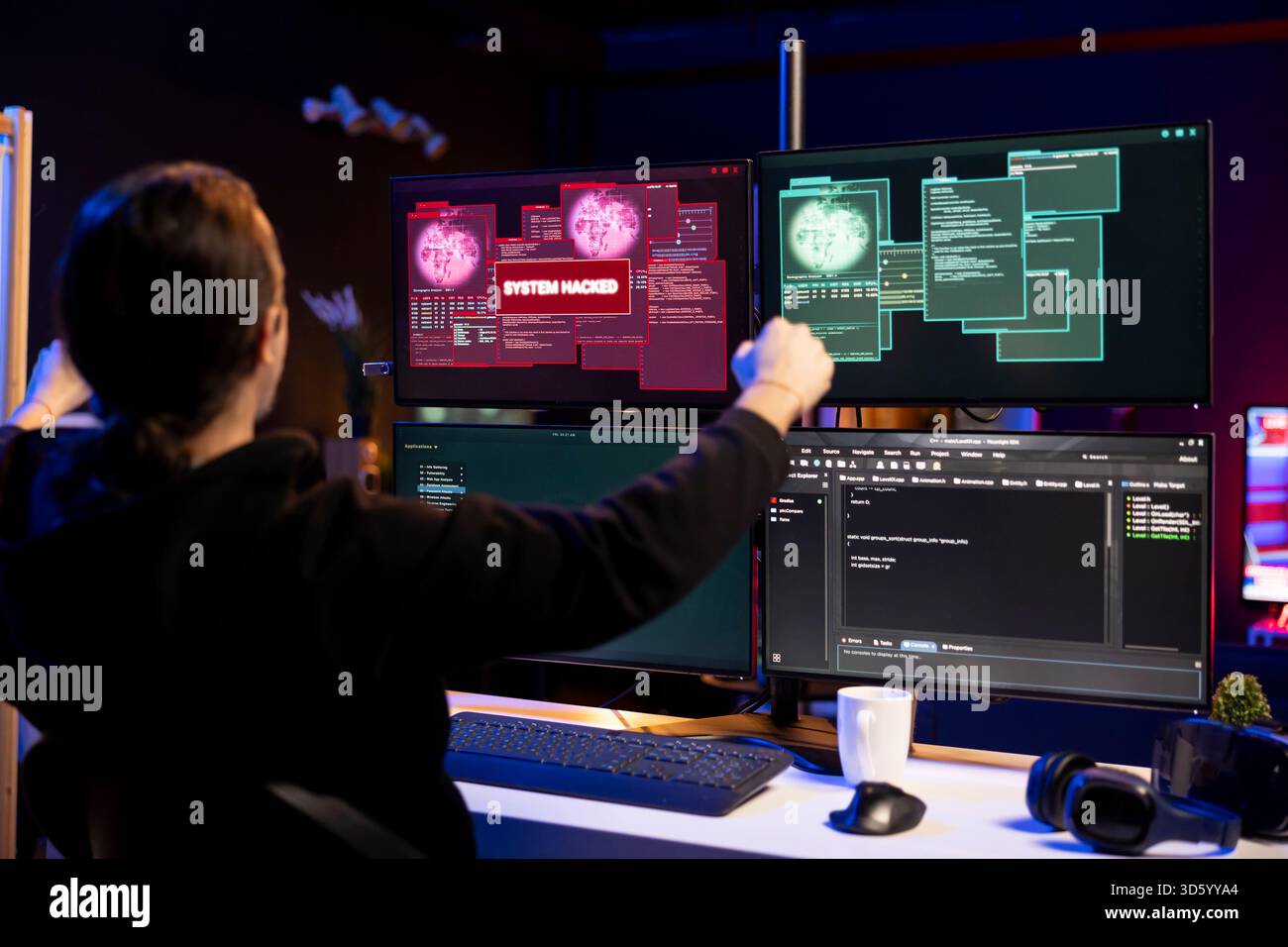 Hacker entusiasti che festeggiano dopo aver lanciato attacchi di phishing, invogliando gli utenti a rivelare i dati delle carte di credito. Uomo felicissimo che pompava pugni, facendo gesti di vittoria dopo che gli attacchi DDoS inondavano i server Foto Stock
