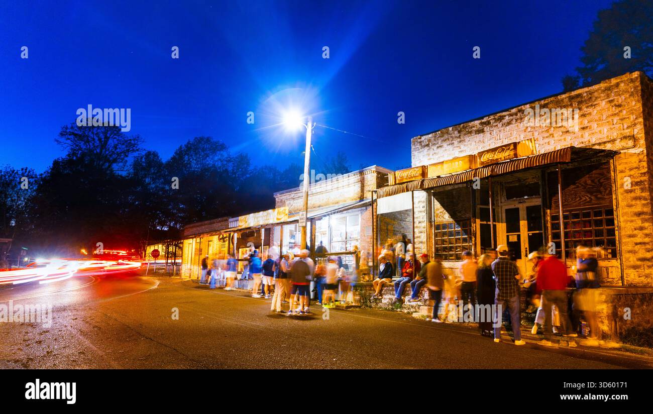 Taylor, MS - 14 novembre 2025: Clienti non identificati aspettano fuori, Taylor Grocery and Restaurant, un vecchio ristorante famoso per il suo pesce gatto. Foto Stock