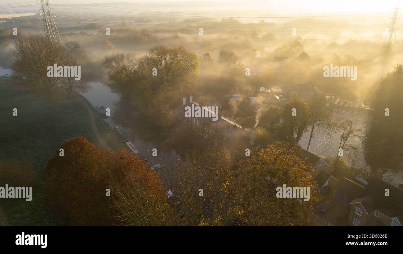 Splendida foto aerea con drone di Government Row a Enfield Lock, che cattura Rammey Marsh e il fiume Lea in una mattina soleggiata e nebbiosa. Foto Stock