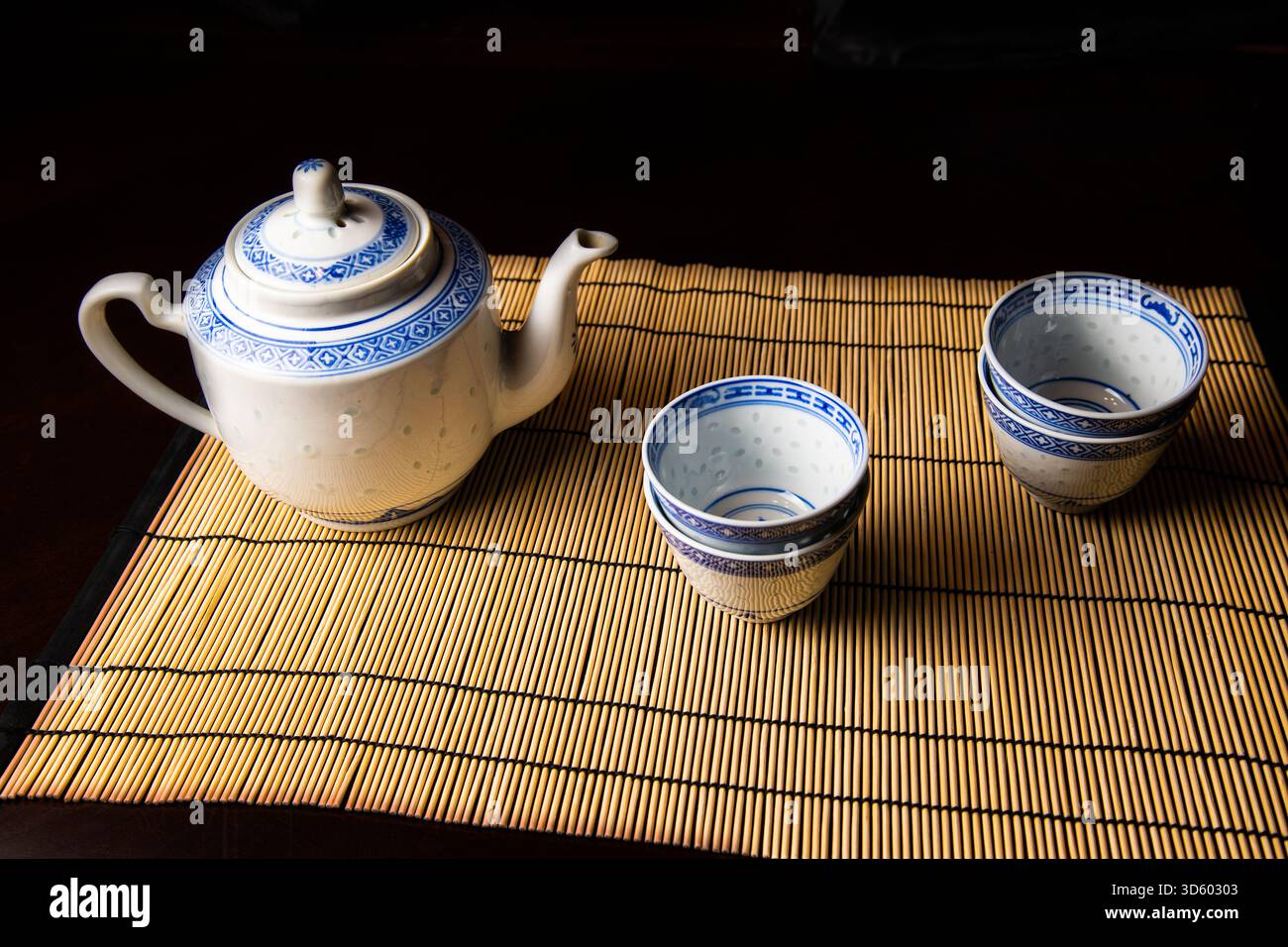 Elegante set da tè cinese bianco e blu con una piccola teiera e quattro tazze, che mostra il tradizionale design in ceramica e la raffinata artigianato culturale. Foto Stock