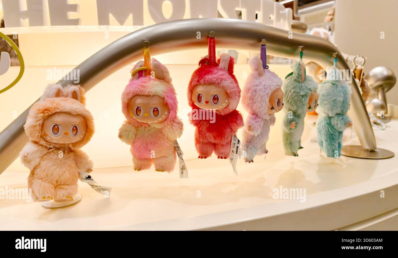 SHANGHAI, CINA - 16 NOVEMBRE 2025 - il peluche esposto al popolare banco Labubu nel flagship store di Pop Mart, Shanghai, Cina il 16 novembre 2025. Foto Stock