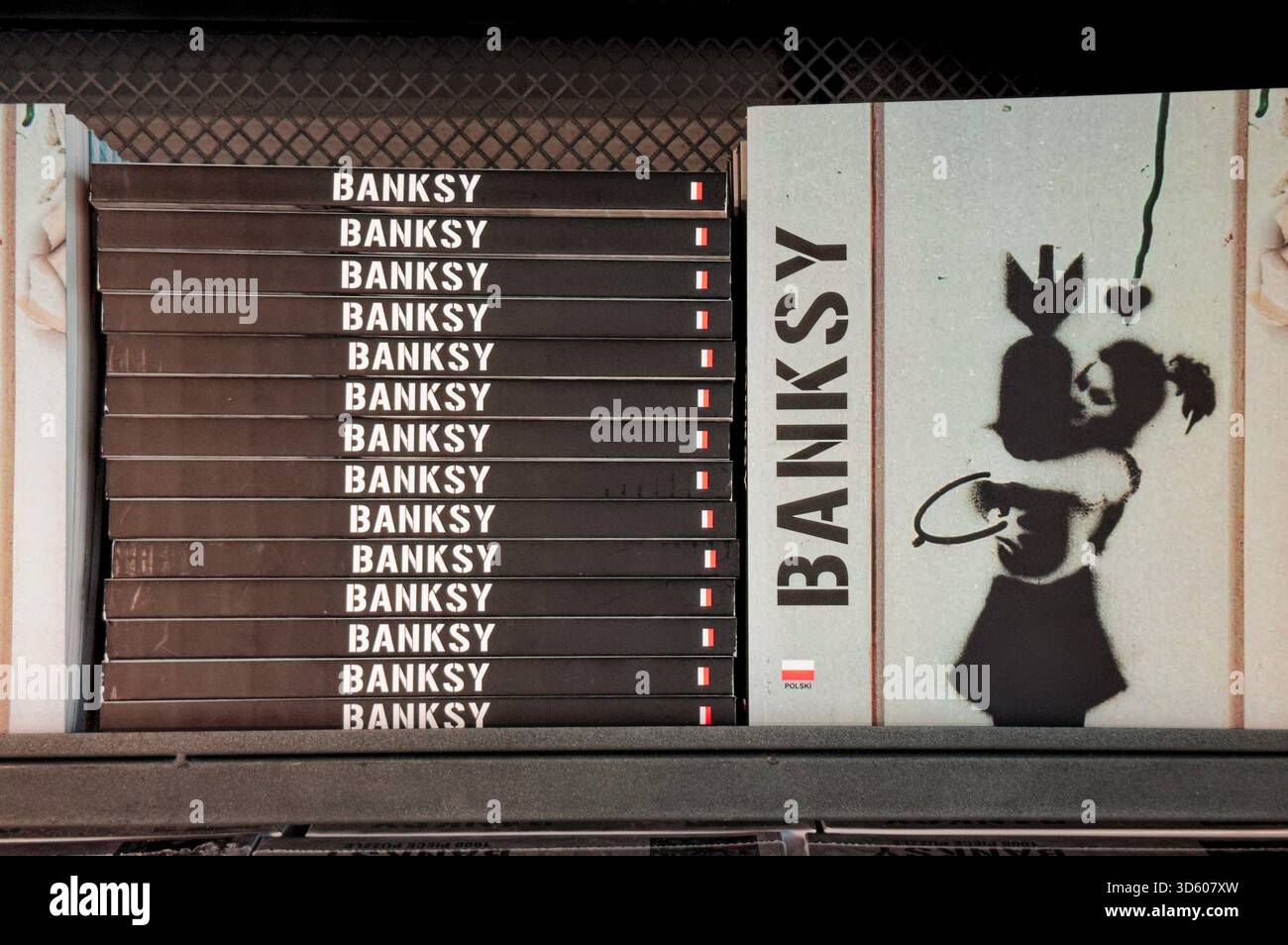 Scaffale di libri d'arte Banksy in mostra al negozio di articoli da regalo del Museo Banksy. Foto Stock