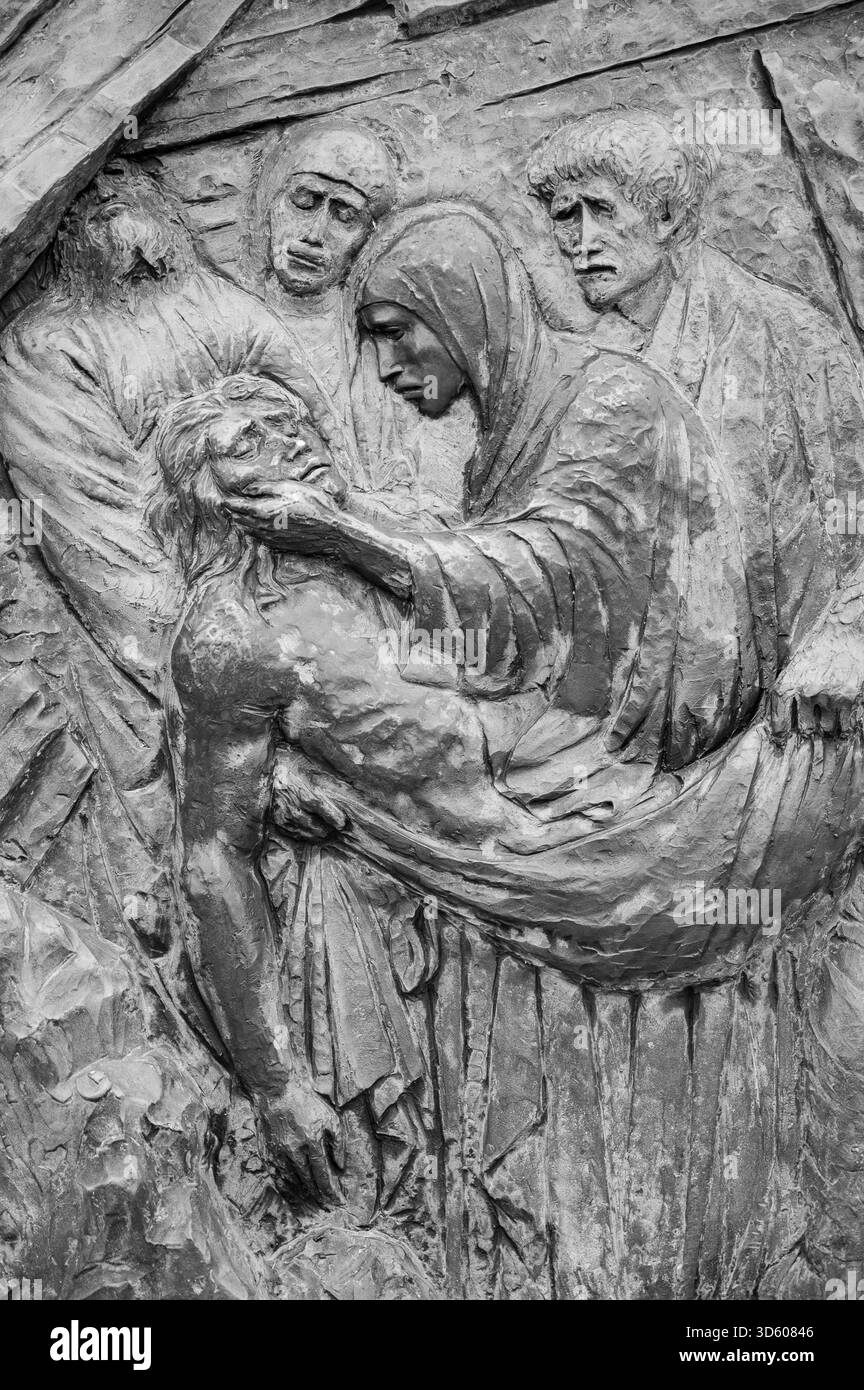 Stazione XIV: Gesù è deposto nella tomba. La via Crucis sul monte Križevac (la montagna della Croce) a Medjugorje. Foto Stock