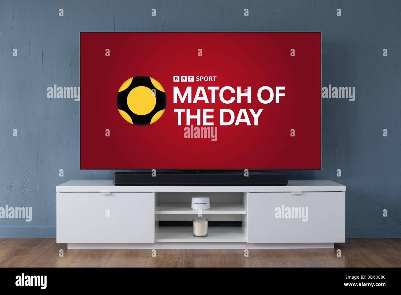 Un televisore OLED widescreen che mostra il logo di Match of the Day visto in un salotto contemporaneo. Foto Stock