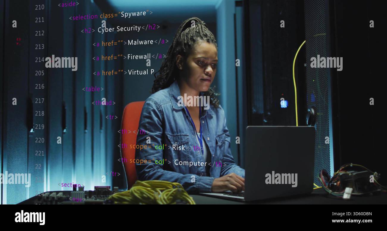 Professionista IT che indossa una camicia in denim, un cordone tra i rack per server, con laptop e cavi gialli Foto Stock