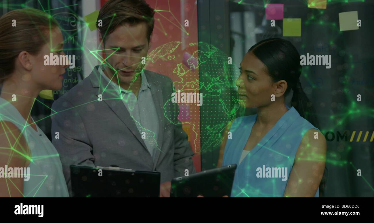 Revisione di un team di tre persone che controlla tablet e appunti in ufficio indossando blazer con mappa verde Foto Stock