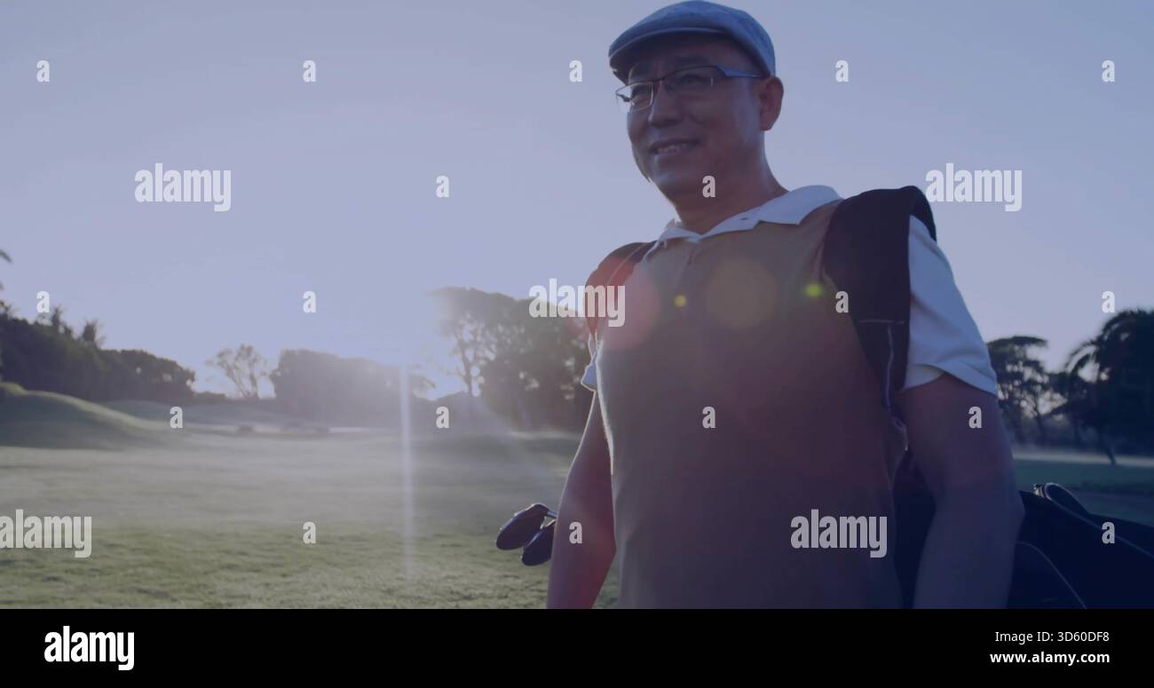 Golfista che porta una borsa da golf sul fairway, mostrando mazze, cappello piatto, gilet, occhiali, copia spazio Foto Stock