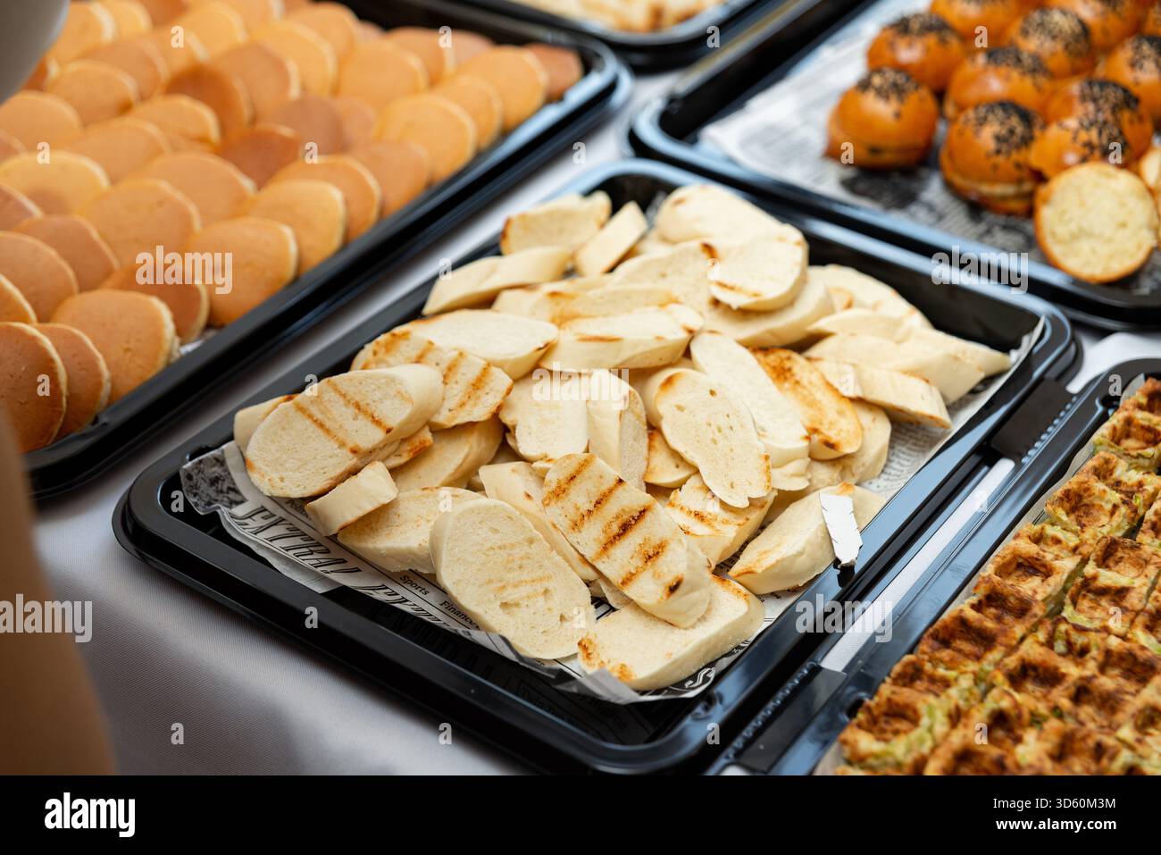 Mosca, Russia - 09 ottobre 2025 - Una varietà di pane e dolci splendidamente disposti su vassoi. il display include pane a fette, panini morbidi e un Foto Stock