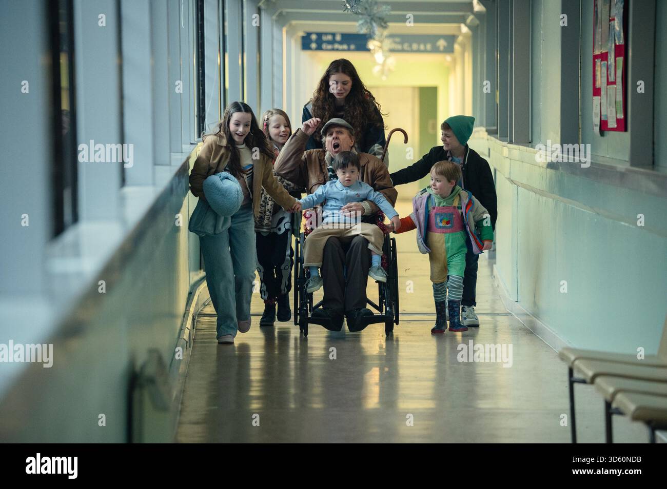 DATA DI USCITA: 24 dicembre 2025 TITOLO: Goodbye June STUDIO: Netflix DIRECTOR: Kate Winslet TRAMA: Segue un gruppo di fratelli fratturati che devono unirsi in circostanze improvvise e difficili. PROTAGONISTA: TIMOTHY SPALL (centro) nel ruolo di Bernie. SOLO PER USO EDITORIALE! Non per USO commerciale! Foto Stock