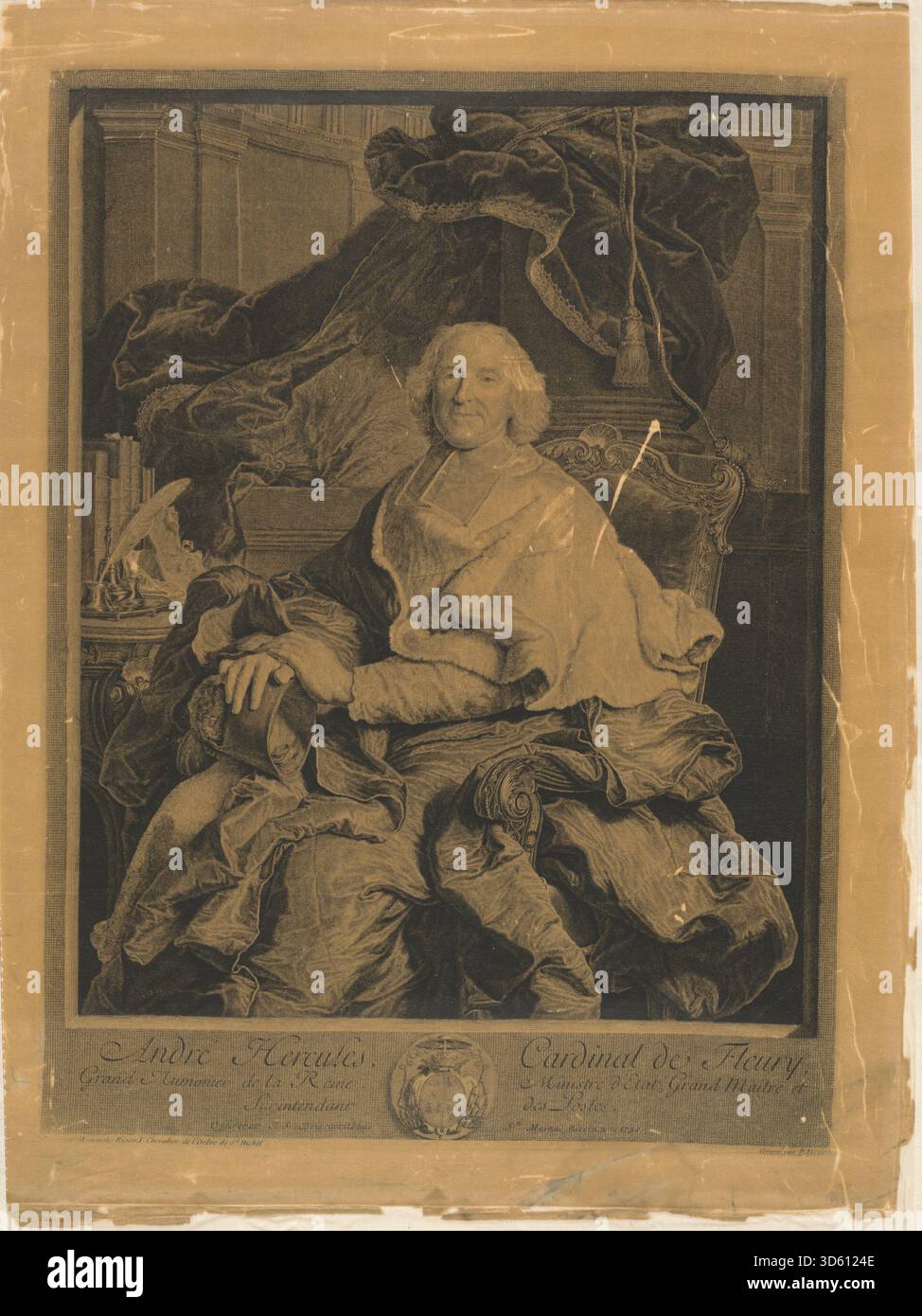 Questa incisione del 1730 di Pierre Drevet dopo Hyacinthe Rigaud raffigura il cardinale André Hercules de Fleury. La composizione enfatizza il ritratto del cardinale, le vesti, le insegne ecclesiastiche, la postura e le caratteristiche facciali, riflettendo le convenzioni del ritratto francese del XVIII secolo. Foto Stock