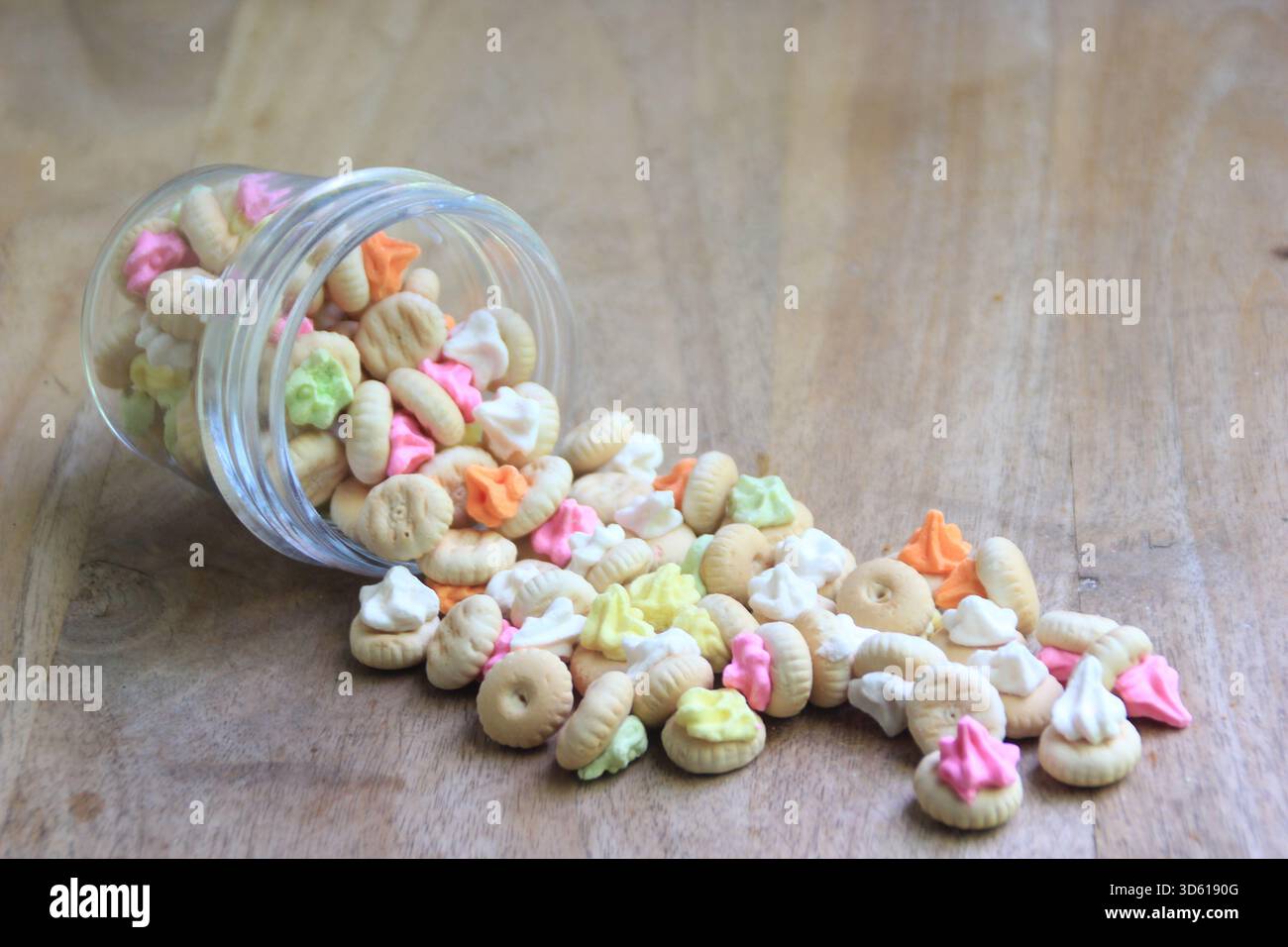 La rosa delle gemme è una piccola torta rotonda o un biscotto ricoperto da uno strato di zucchero secco in vari colori. Foto Stock