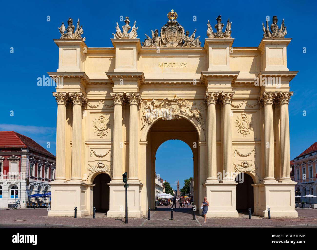 Potsdam, Germania - 7 luglio 2011 : Brandenburger Tor a Potsdam. Porta di Brandeburgo, versione Potsdam. Arco trionfale neoclassico completato nel 1771. Foto Stock