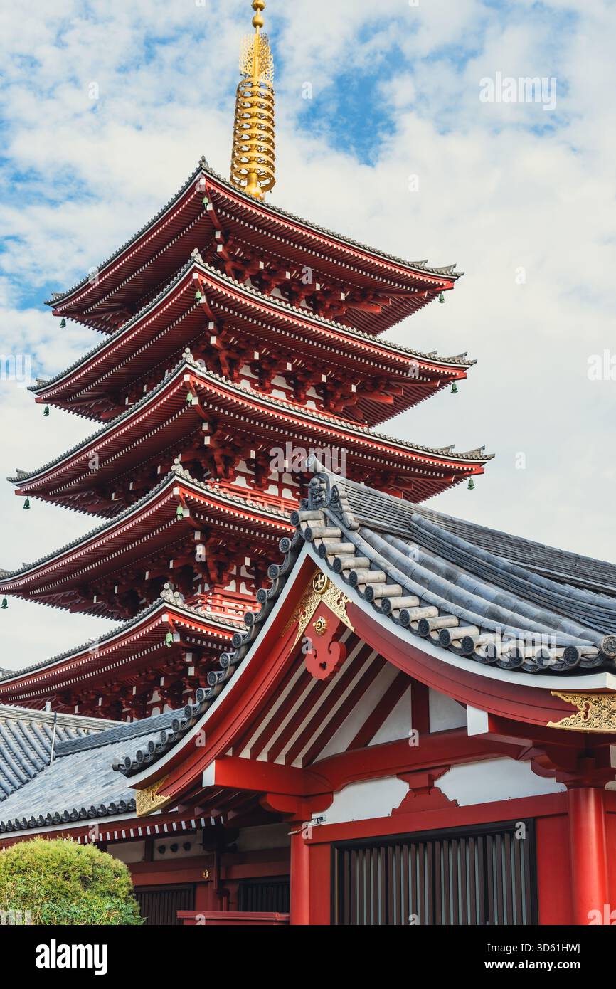 Lo storico tempio senso-ji nel quartiere Asakusa di Tokyo cattura l'essenza del Giappone tradizionale con la sua iconica pagoda a cinque piani. Foto Stock
