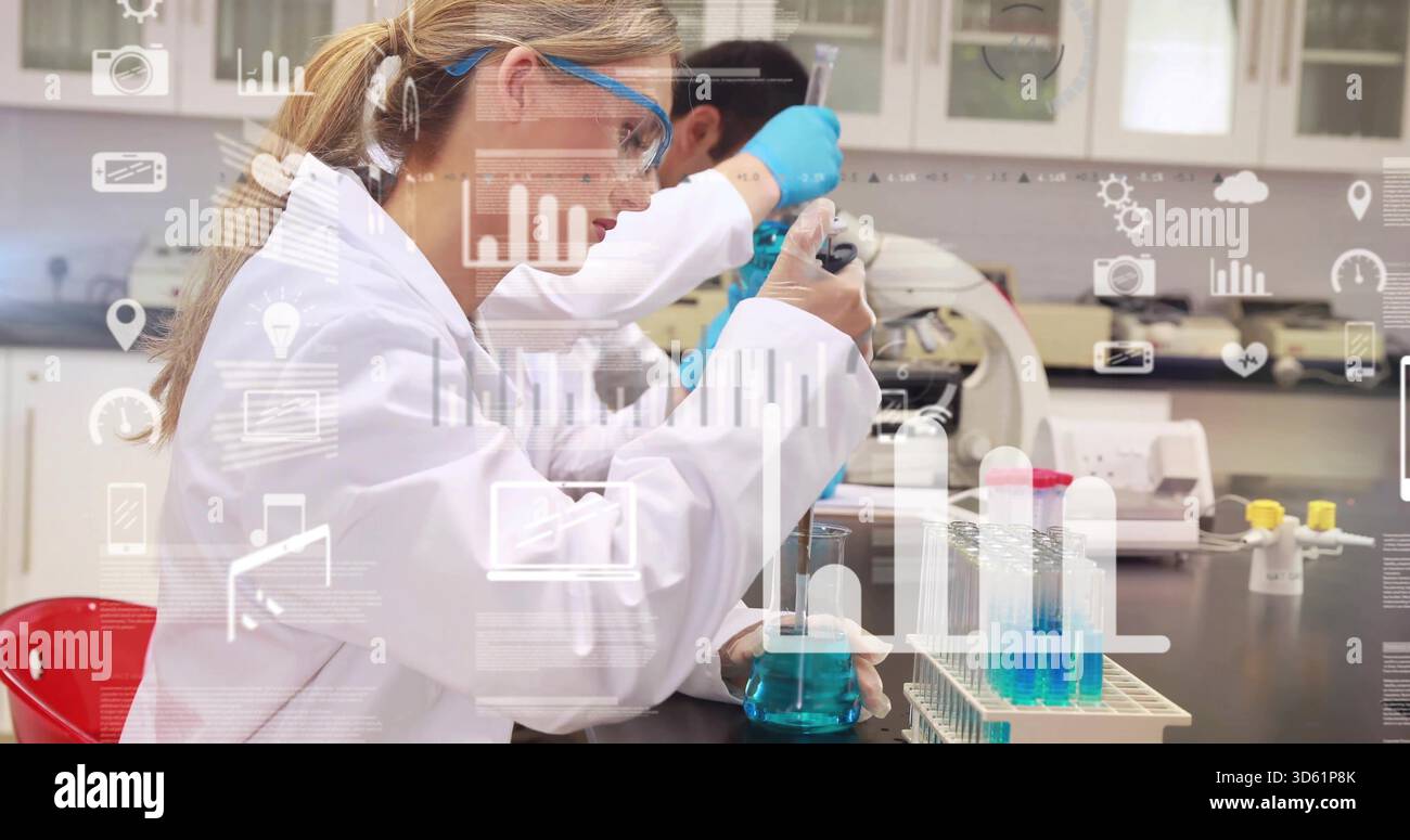 Pipettatore donna che indossa occhiali di protezione da laboratorio guanti in nitrile sul banco, utilizzando micropipetta e becher Foto Stock