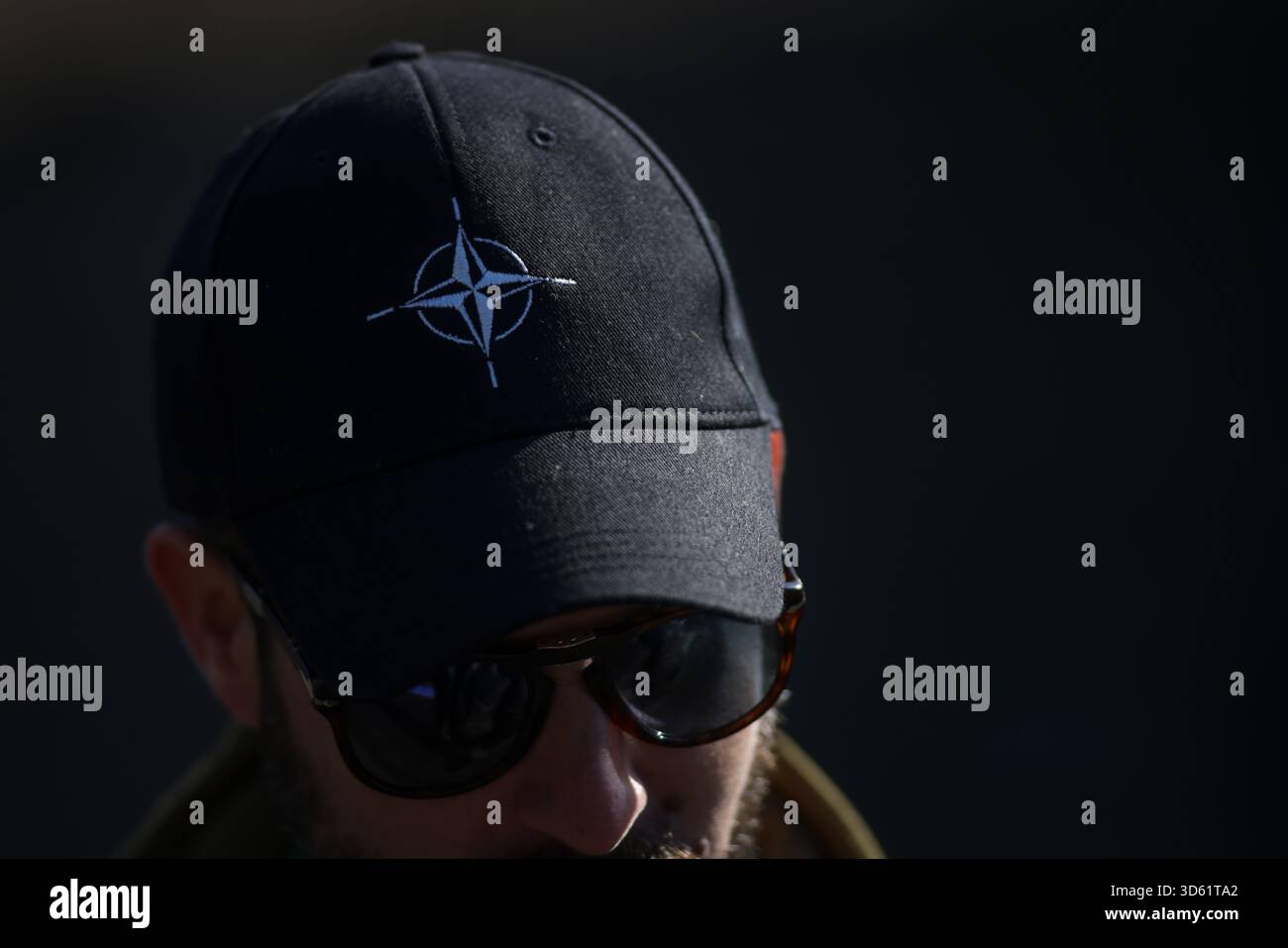 Cincu, Romania - 13 novembre 2025: Uomo che indossa un cappello NATO durante l'esercitazione multinazionale Dacian Fall 2025. Foto Stock