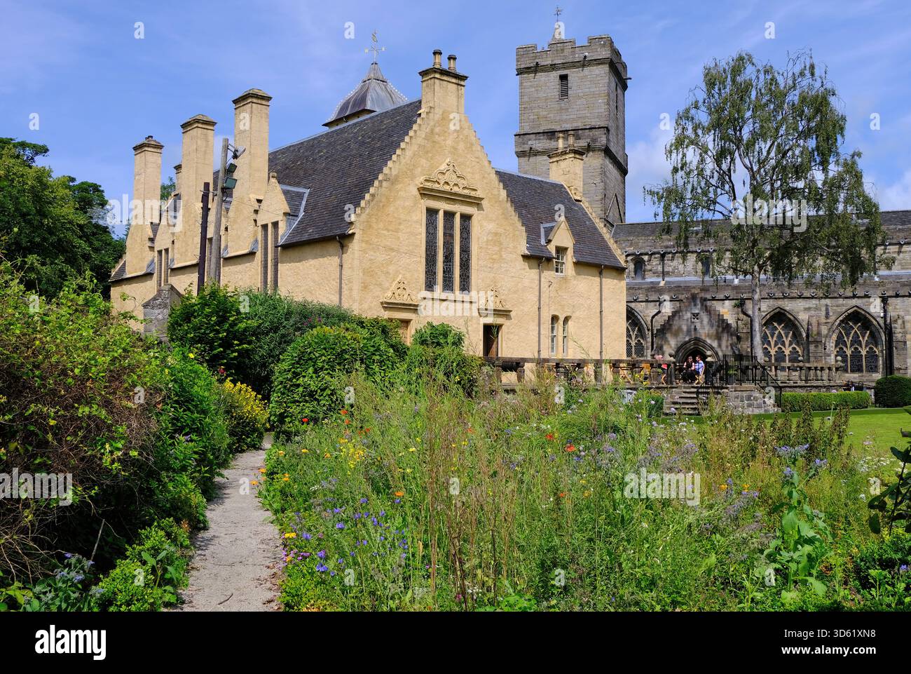 Stirling: Cowane's Hospital, Church of the Holy Rude, fiori, sentiero e cielo blu a Stirling, Scozia, Regno Unito Foto Stock