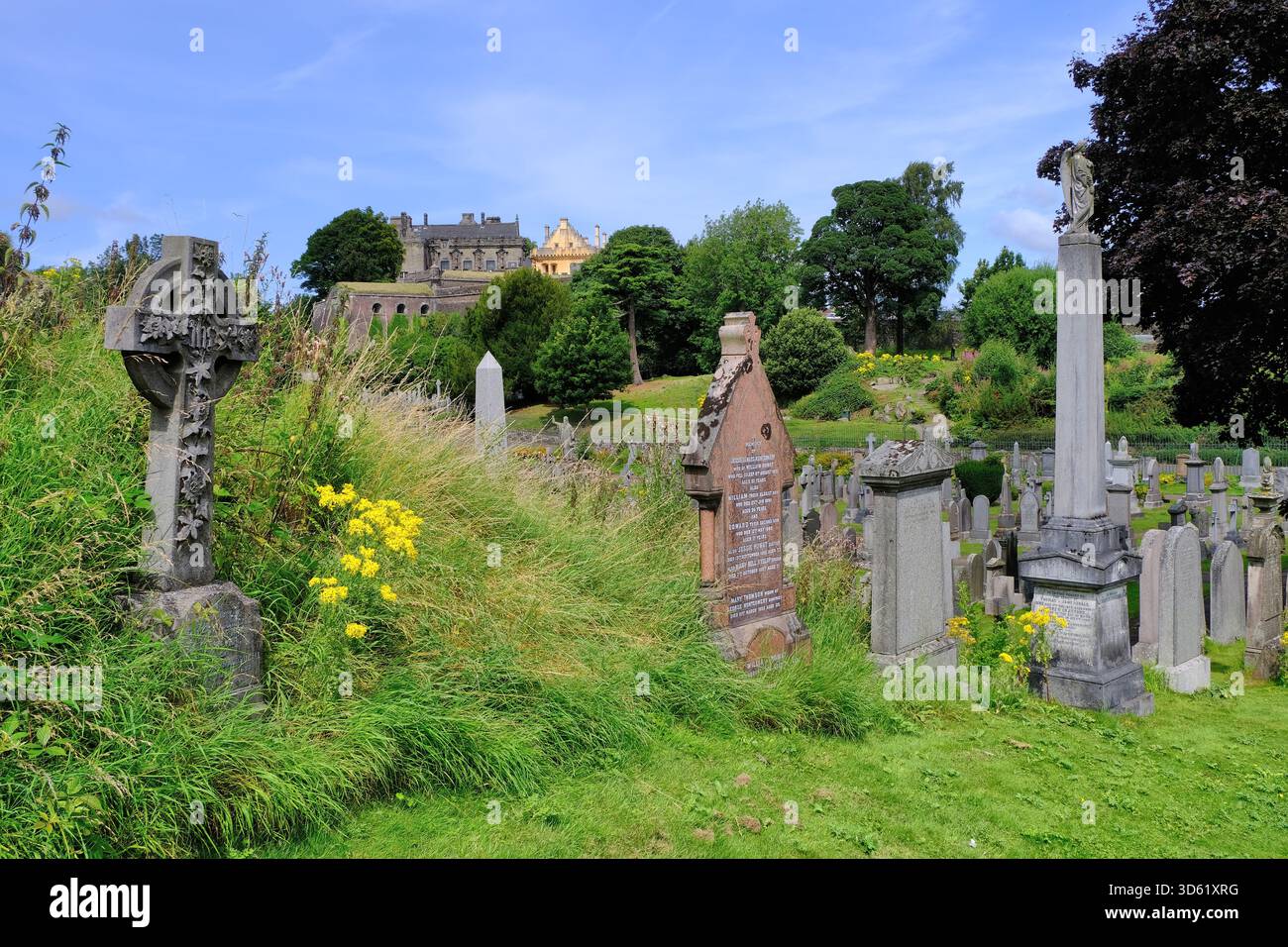 Stirling: Castello di Stirling, cimitero della città vecchia, lapidi, fiori, sentiero erboso e cielo blu dal punto di vista di Stirling, Scozia, Regno Unito Foto Stock