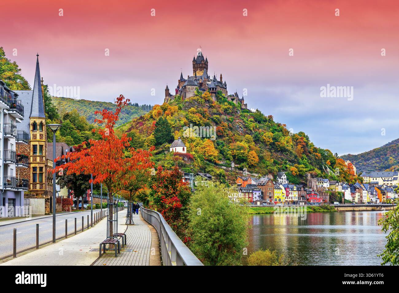 Cochem, Germania. Città vecchia e la città di Cochem Reichsburg (castello) sul fiume Mosella. Foto Stock