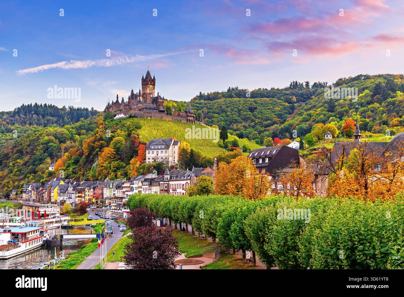 Cochem, Germania. Città vecchia e la città di Cochem Reichsburg (castello) sul fiume Mosella. Foto Stock