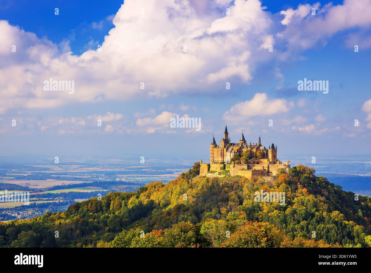 Castello di Hohenzollern, Germania. Vista del castello e della campagna circostante dall'Albtrauf. Foto Stock