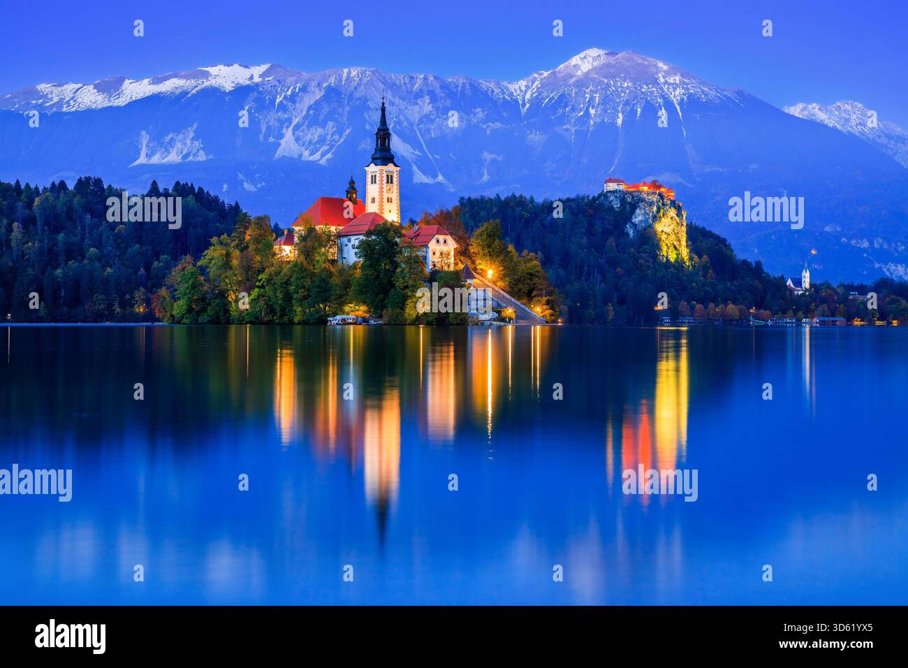 Lago Bled, Slovenia. Lago Bled con la famosa isola di Bled e lo storico castello di Bled sullo sfondo. Foto Stock