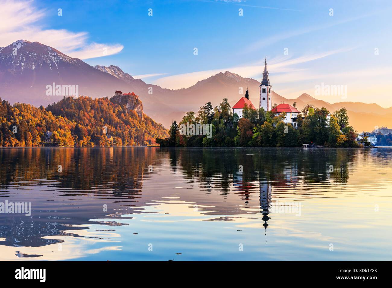 Lago di Bled, Slovenia. Alba sul lago Bled con la famosa Bled Island e lo storico castello di Bled sullo sfondo. Foto Stock