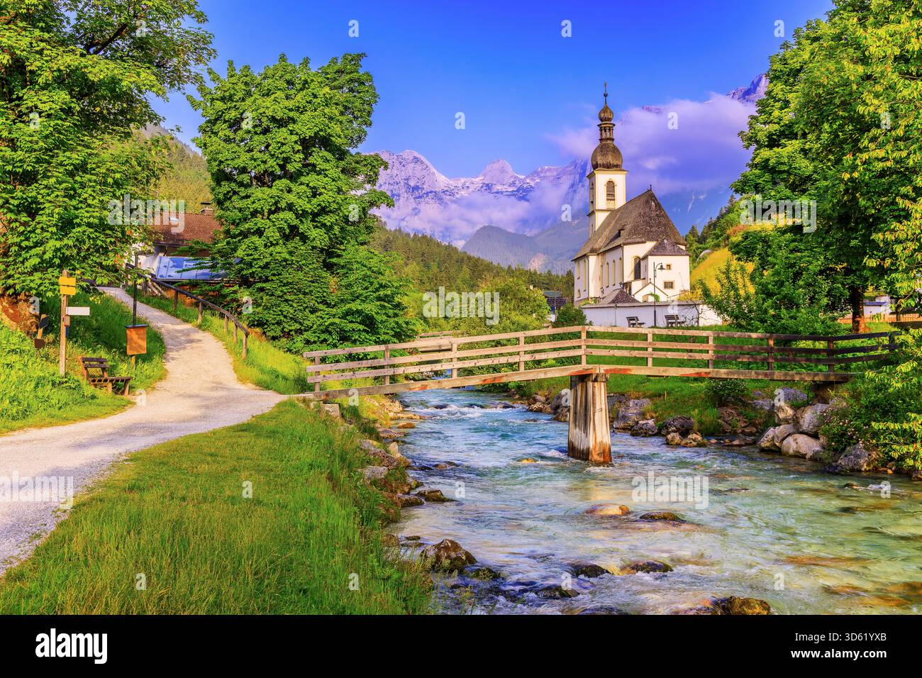 Parco Nazionale Berchtesgaden, Germania. Chiesa parrocchiale di San Sebastiano nel villaggio di Ramsau Foto Stock