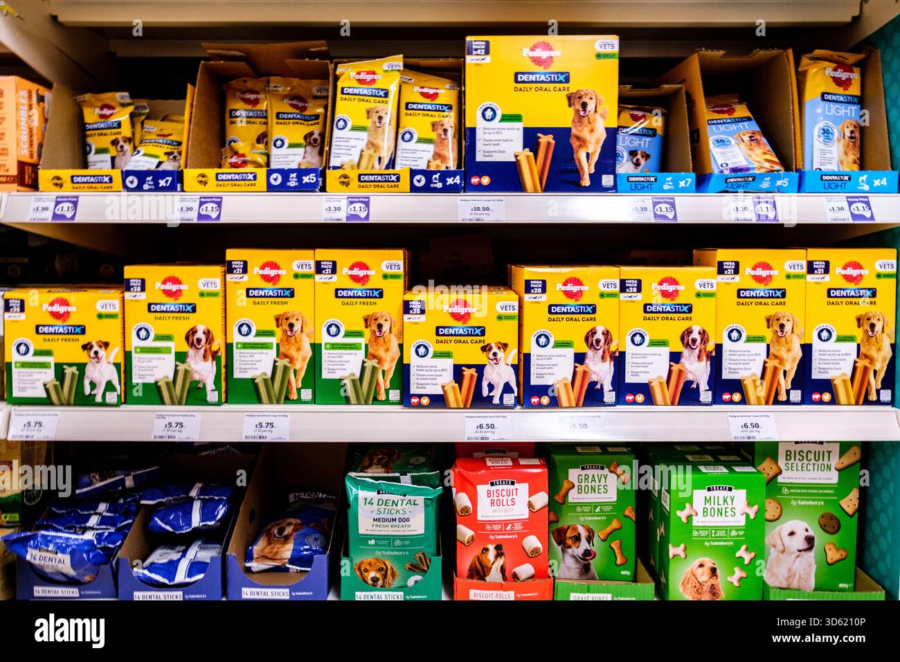 Londra Regno Unito, 16 novembre 2025, Selezione di Supermarket PET Dog Dentastix Oral Care for Fresh Breath Foto Stock
