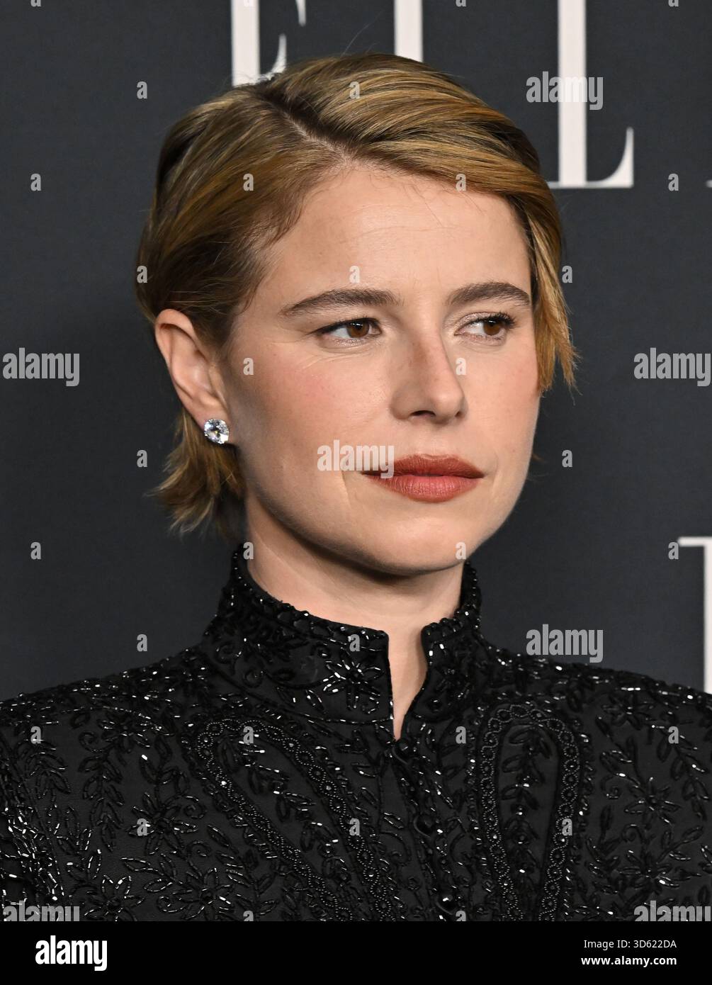Los Angeles, Stati Uniti. 17 novembre 2025. Jessie Buckley arriva a Elle Women a Hollywood 2025 tenutosi al Four Seasons Hotel Los Angeles a Beverly Hills il 17 novembre 2025 a Los Angeles, CA. © Starbuck/AFF-USA.COM credito: AFF/Alamy Live News Foto Stock