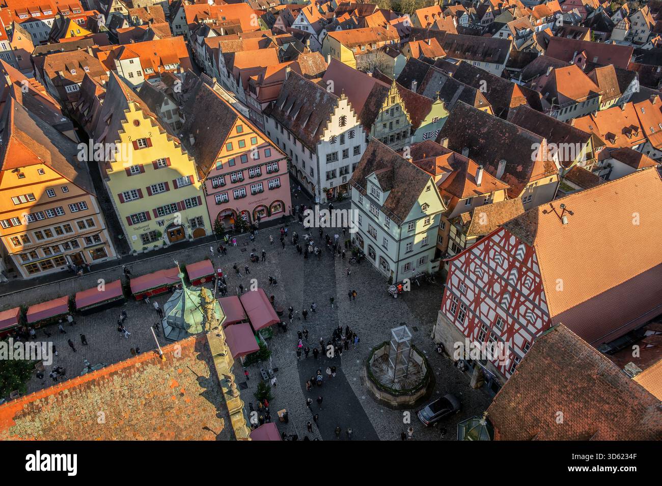 ROTHENBURG OB DER TAUBER, GERMANIA - 18 DICEMBRE 2024: Veduta della Piazza del mercato e di un mercatino di Natale a Rothenburg ob der Tauber, Germania Foto Stock