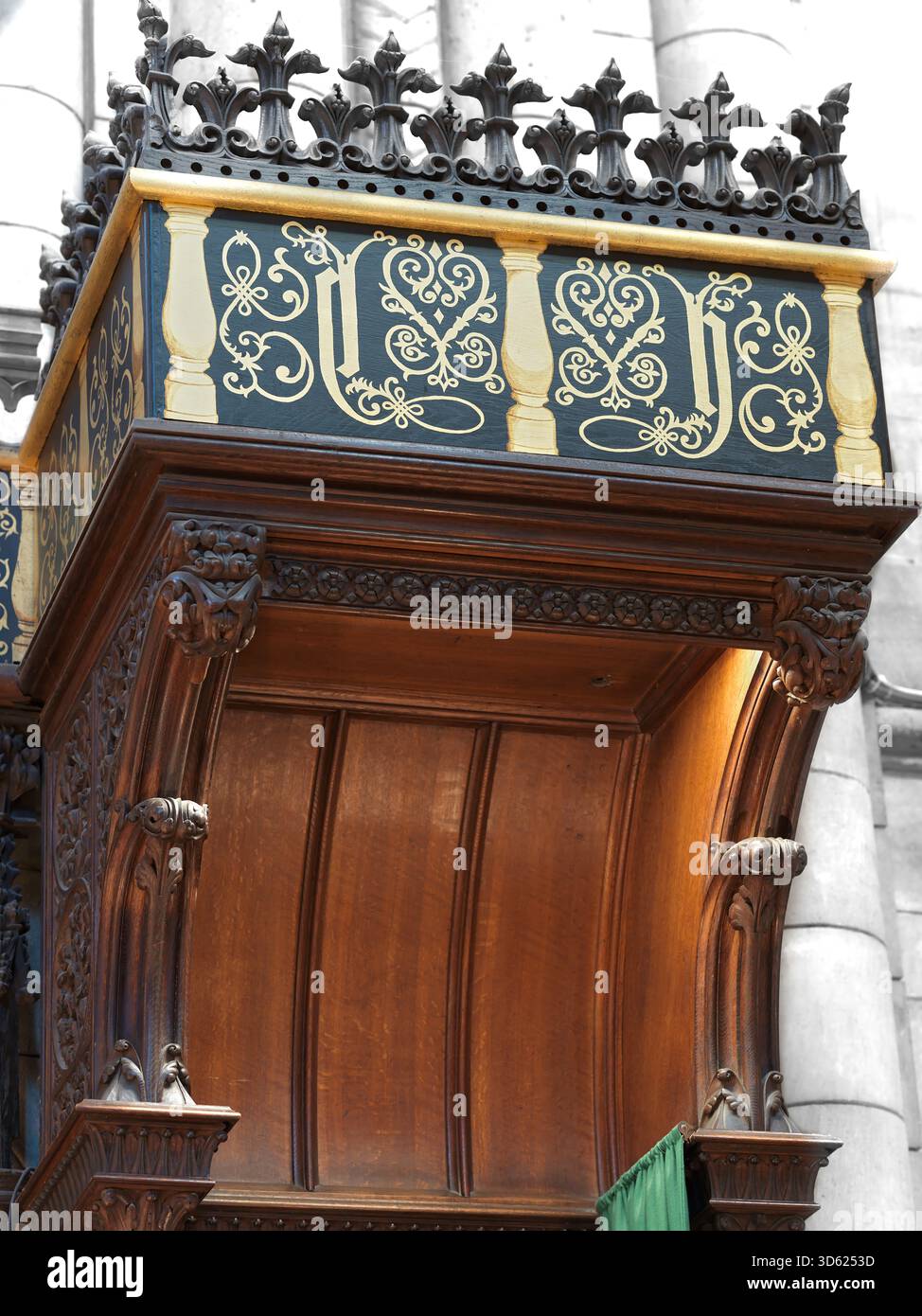 Arco decorativo sopra la sede riservata al decano (responsabile della chiesa) nel coro della cattedrale cristiana di Chichester, in Inghilterra. Foto Stock