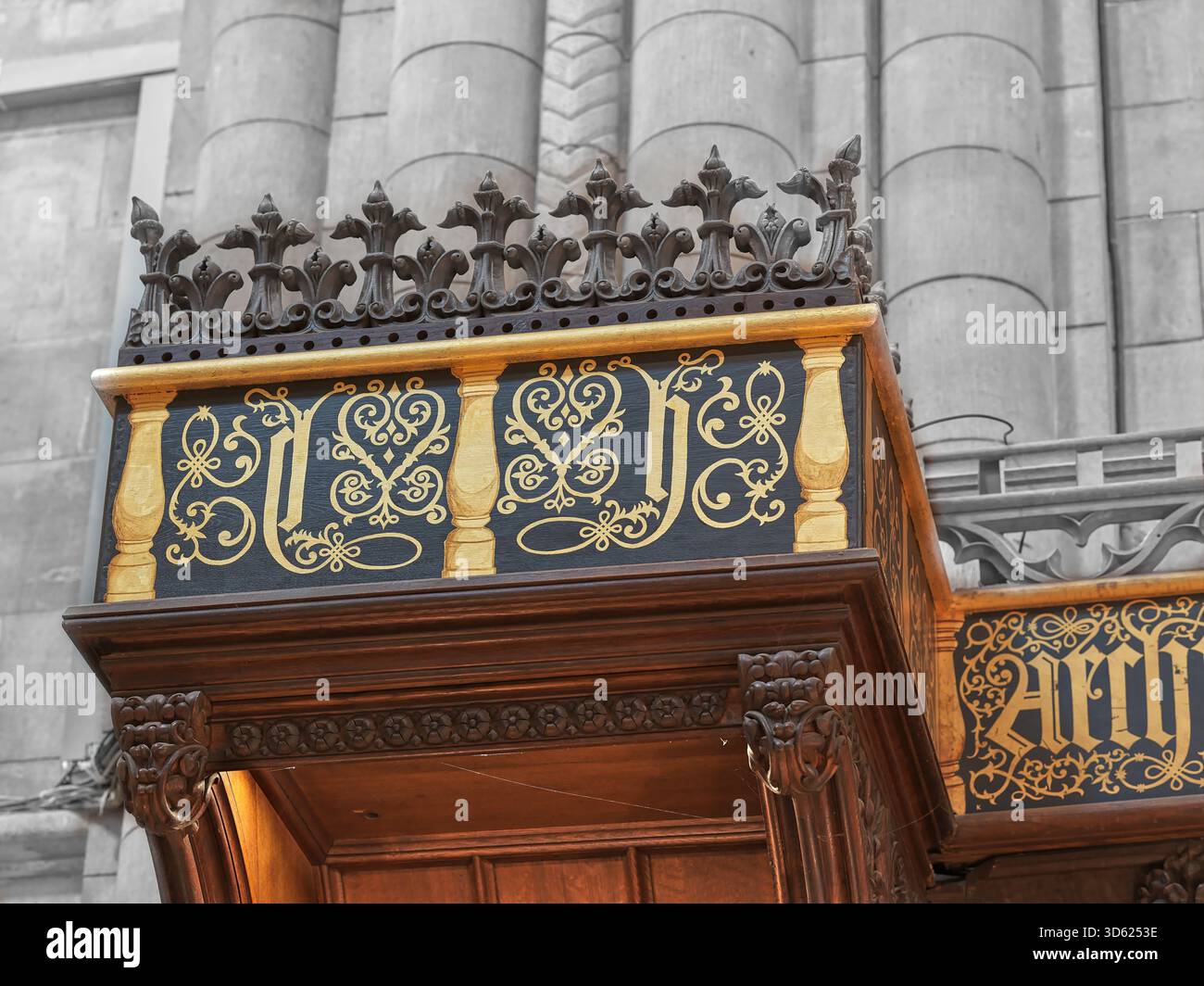 Arco decorativo sopra una sede riservata al cantore (precentore, responsabile del culto) nel coro della cattedrale cristiana di Chichester. Foto Stock