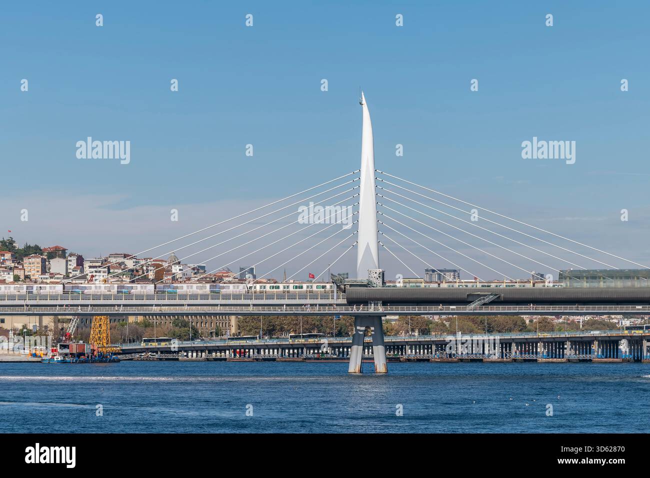 Il Ponte della metropolitana del Corno d'Oro (turco: Halij Metro Köprüsü) è un ponte strallato che trasporta la linea m2 della metropolitana di Istanbul, Türkiye Foto Stock