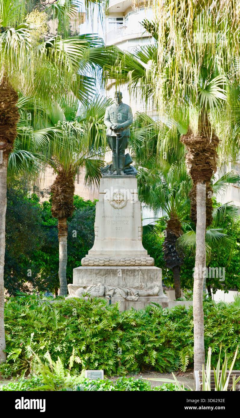 1926 scultura in bronzo su un piedistallo in marmo Monumento al Comandante Benítez y a los héroes de Igueriben Parque de Málaga Malaga Andalusia Spagna Europa Foto Stock
