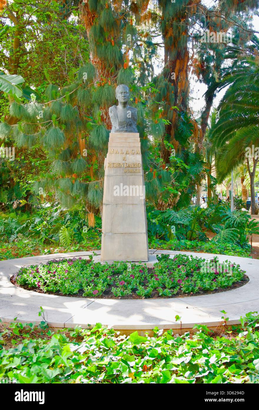 1963 busto di bronzo su un piedistallo di pietra del poeta nicaraguense Ruben Dario Parque de Málaga Plaza del General Torrijos Malaga Andalusia Spagna Europa Foto Stock