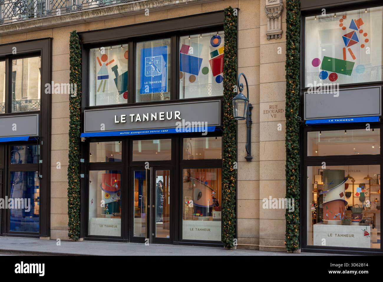 Boutique 'le Tanneur' nel nono arrondissement di Parigi. Le Tanneur è un'azienda francese specializzata in pelletteria, borse, portafogli e cuoio Foto Stock