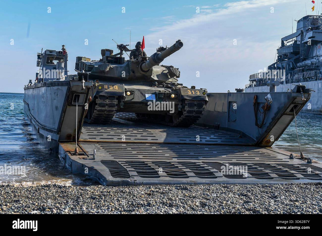 Pohang, Gyeongbuk, COREA DEL SUD. 17 novembre 2025. 17 novembre 2025-Pohang, Corea del Sud-ROK Marine Corps e Marina prendono parte a un'esercitazione di sbarco vicino alla costa marittima di Pohang, Corea del Sud. La Marina e il corpo dei Marines hanno lanciato esercitazioni di atterraggio congiunte nella città portuale sud-orientale di Pohang, in concomitanza con l'esercizio annuale di difesa Hoguk dei militari, i servizi armati hanno detto martedì. (Credit Image: © Ryu Seung il via ZUMA Press Wire) SOLO PER USO EDITORIALE! Non per USO commerciale! Foto Stock