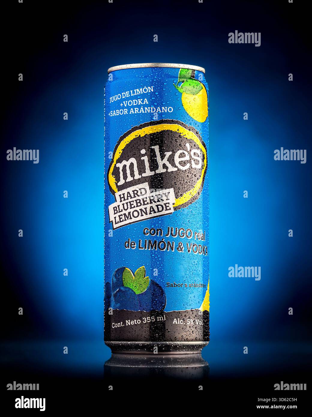 Primo piano di una bevanda blu di Mike su uno sfondo neutro, evidenziandone i colori vivaci e il marchio. Foto Stock