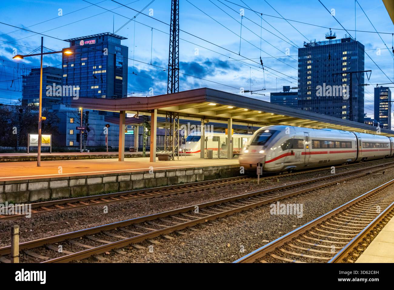 Treni ICE, alla stazione centrale di Essen, sul binario, Renania settentrionale-Vestfalia, Germania, Foto Stock
