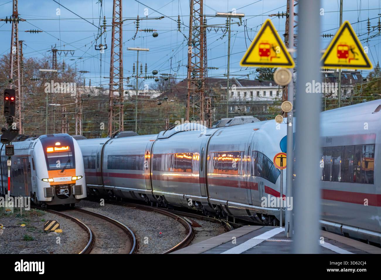 Treno ICE, treno RRX, entrata alla stazione centrale di Essen, Renania settentrionale-Vestfalia, Germania Foto Stock