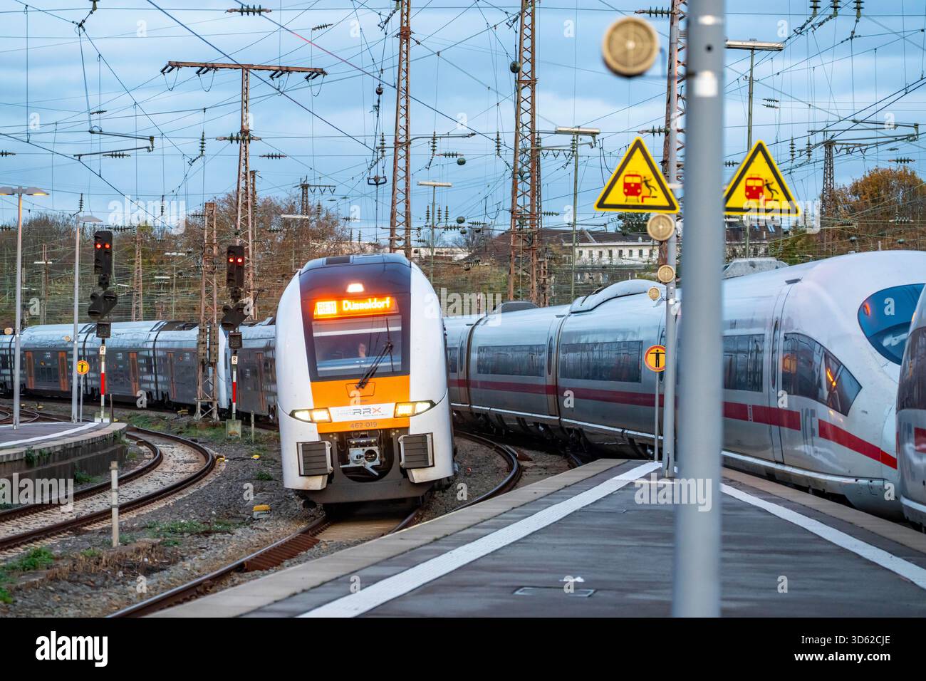 Treno ICE, treno RRX, entrata alla stazione centrale di Essen, Renania settentrionale-Vestfalia, Germania Foto Stock
