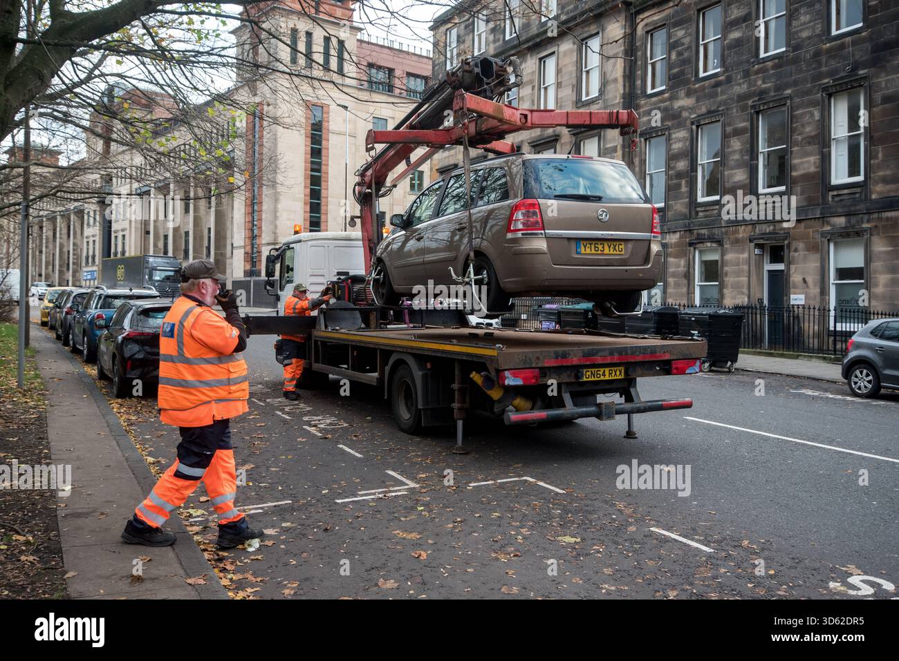 Veicolo sollevato sul retro di un rimorchio a pianale a Castle Terrace, Edimburgo, Scozia, Regno Unito. Foto Stock