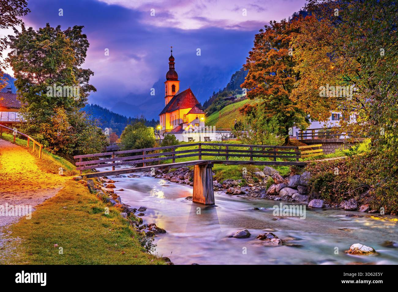 Parco Nazionale Berchtesgaden, Germania. Chiesa parrocchiale di San Sebastiano nel villaggio di Ramsau Foto Stock