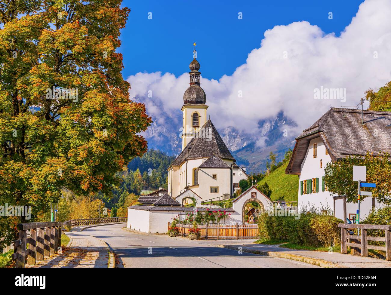 Parco Nazionale Berchtesgaden, Germania. Chiesa parrocchiale di San Sebastiano nel villaggio di Ramsau Foto Stock